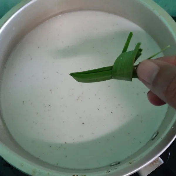 Tambahkan daun pandan.
