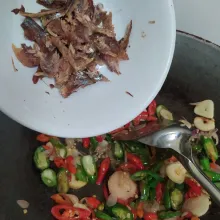 Masukan ikan klotok, tumis-tumis.