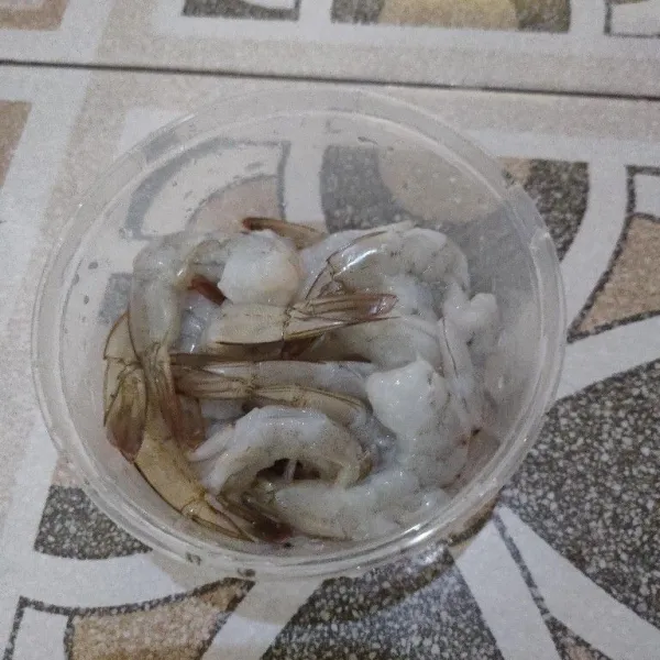 Bersihkan udang buang kepala dan kulitnya.