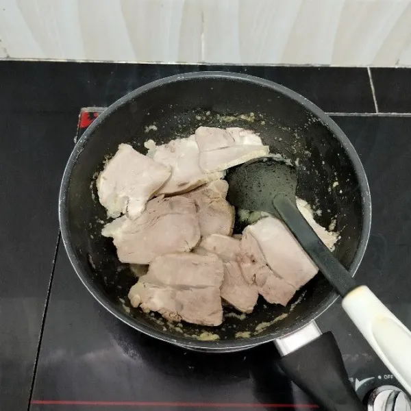 Lalu masukkan daging sapi, aduk rata.