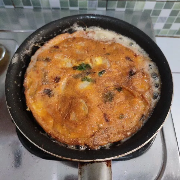 Setelah bagian bawah matang, balikkan. Kemudian masak kembali hingga matang di kedua sisinya.