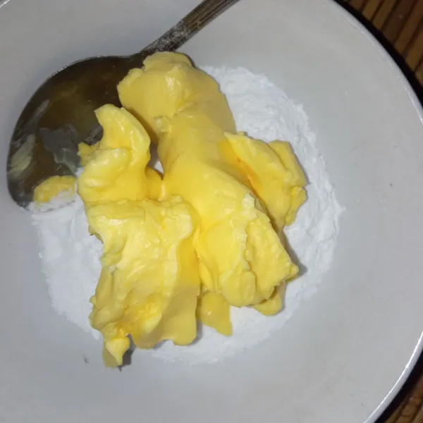 Aduk hingga rata gula halus dan margarin.