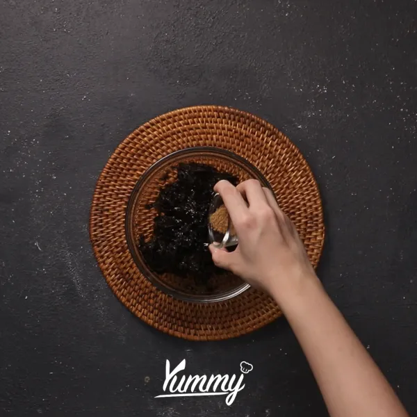 Rendam rumput laut kering dengan air hangat hingga lunak, kemudian tiriskan.Pindahkan dalam mangkuk, tambahkan kecap asin, saus tiram, dan kaldu bubuk, aduk hingga merata.