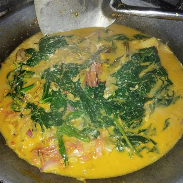 Tambahkan daun pucuk Ubi, masak hingga layu, sajikan