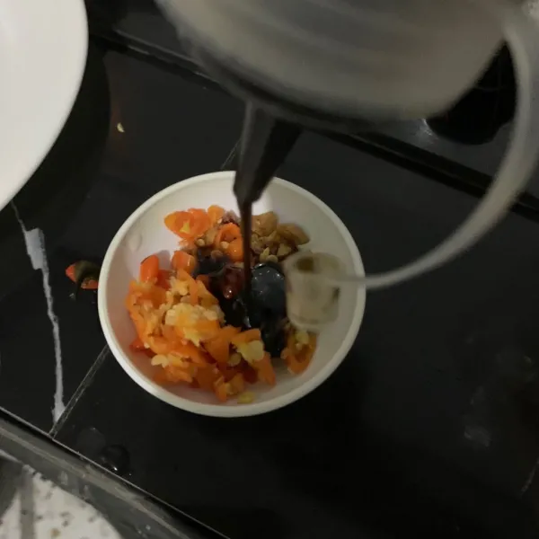 Potong cabe, beri bawang goreng dan kecap manis.