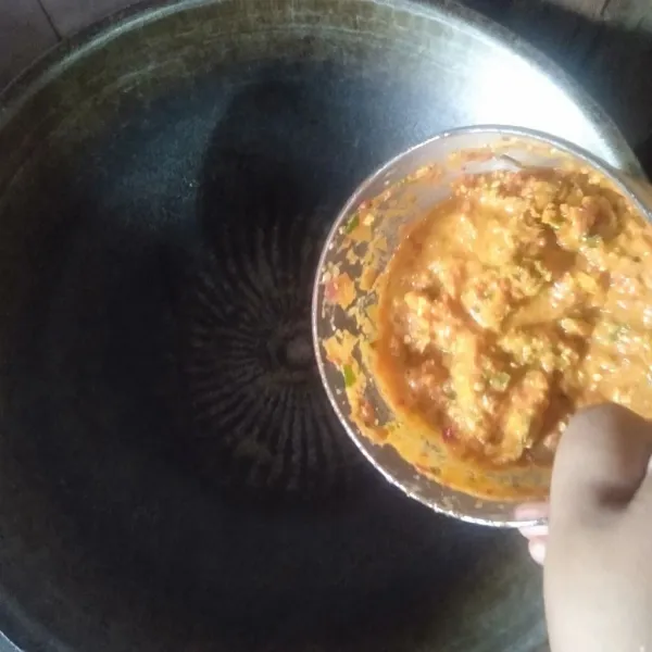 Panaskan minyak, masukkan bumbu yang sudah halus