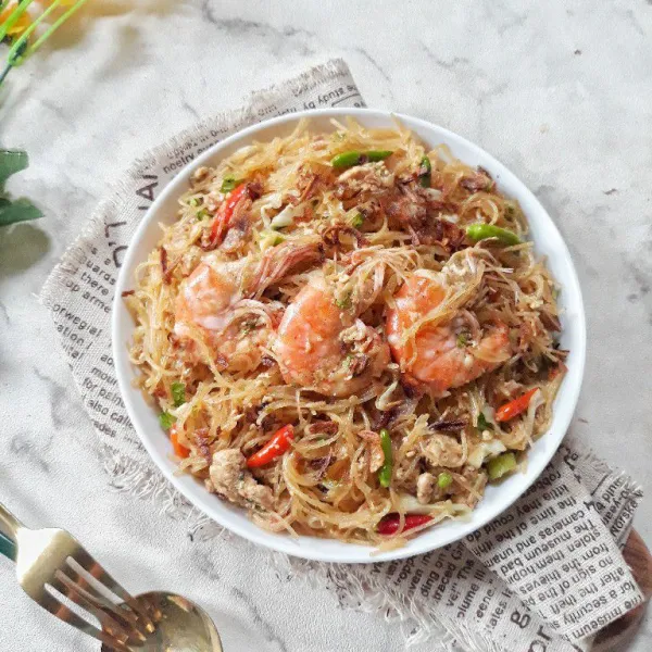 Sajikan mie balap dengan udang goreng dan bawang goreng.