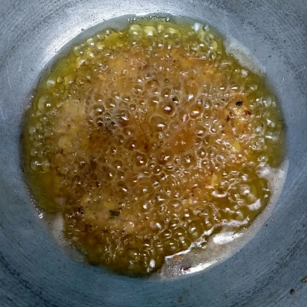 Panaskan minyak goreng hingga matang.