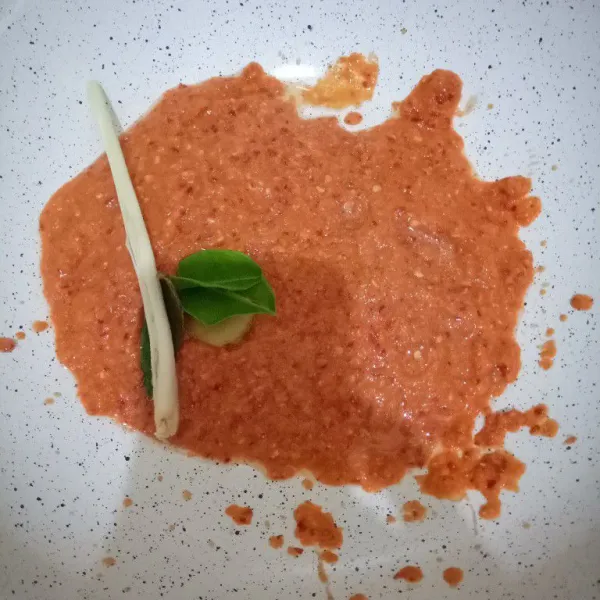 Tumis bumbu halus bersama sereh, lengkuas, daun salam dan daun jeruk. Tumis hingga matang.