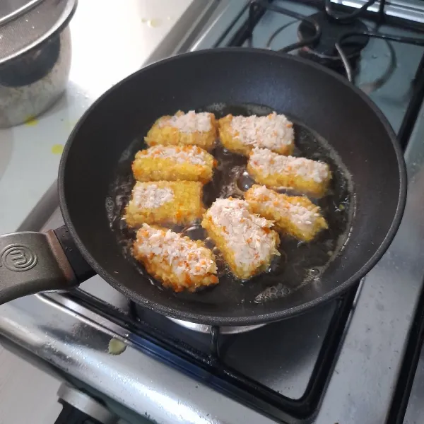 Goreng hingga berwarna kuning kecoklatan.