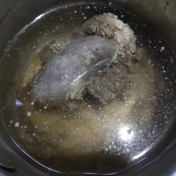 Didihkan 1 liter air untuk rebusan pertama, masukkan daging sapi, tunggu mendidih beberapa menit, buang air rebusan kemudian didihkan kembali 1 liter air untuk kaldu, masak daging dengan metode 5 30 7.