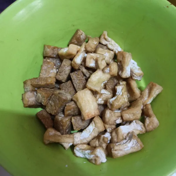 Potong tahu dan tempe lalu goreng hingga berkulit.