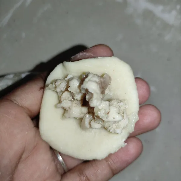 Pipihkan adonan lalu masukan isian ayam, bulatkan dan lalukan sampai adonan abis.