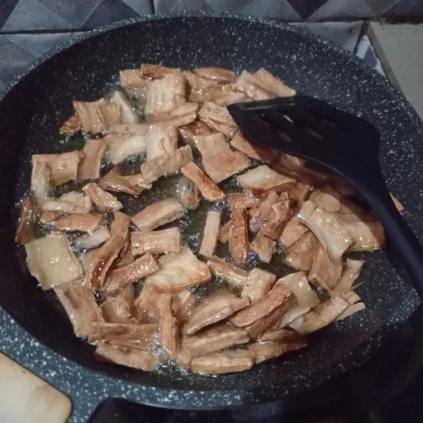 Panaskan minyak, goreng singkong sampai matang, tiriskan.