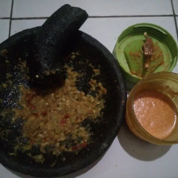 Siapkan bumbu halus dan bumbu rajang.