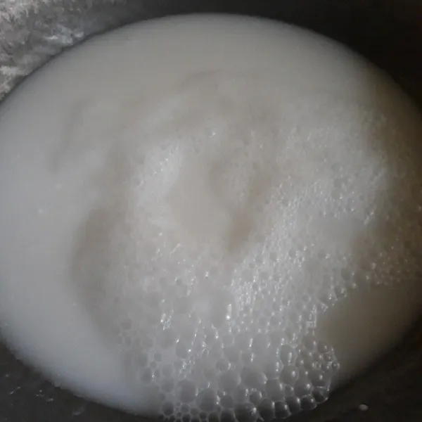Peras kelapa parut dengan air lalu tiriskan.
