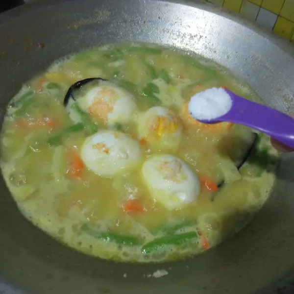 Tambahkan telur, beri garam, gula, dan penyedap, aduk rata.