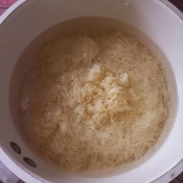 Panaksan air, rebus kentang hingga transparan (sekitar 3-5 menit), angkat dan peras lagi airnya hingga kering