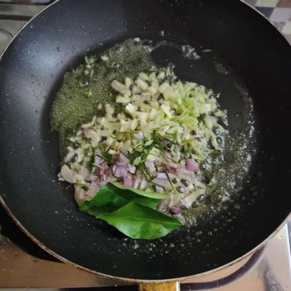 Tumis bumbu yang sudah dicincang hingga harum.