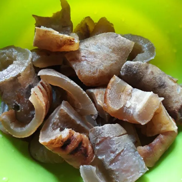Potong kikil sapi lalu cuci sampai bersih.
