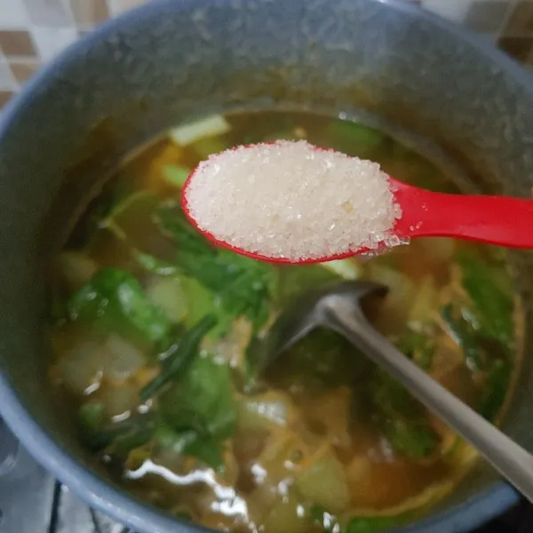 Terakhir masukkan irisan daun bawang dan daun tangkil. Bumbui dengan gula merah, gula pasir, garam, dan kaldu blok. Aduk sampai bumbu tercampur rata.