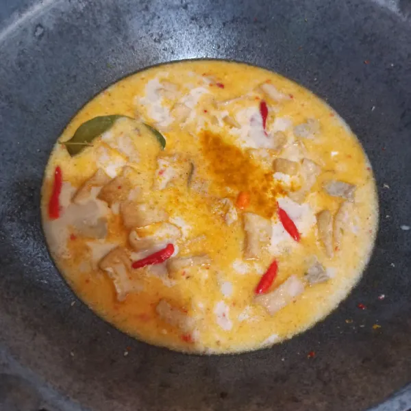 Beri santan, cabe keriting, kunyit bubuk, garam, gula, kaldu bubuk, lada bubuk, santan kental, dan santan encer. Tes rasanya.