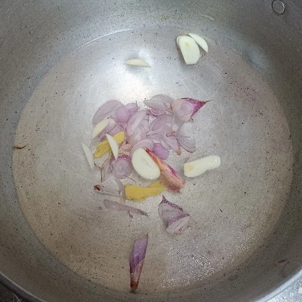Masukkan air ke dalam panci, tambahkan bawang merah dan bawang putih.