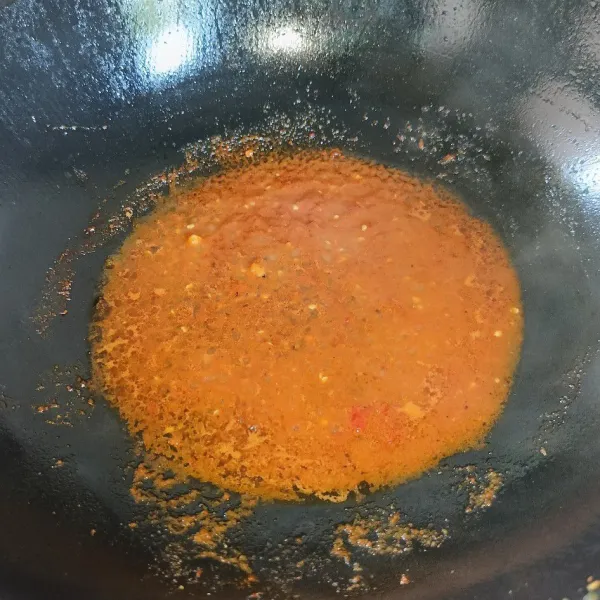 Tumis bumbu halus sampai matang dan harum.