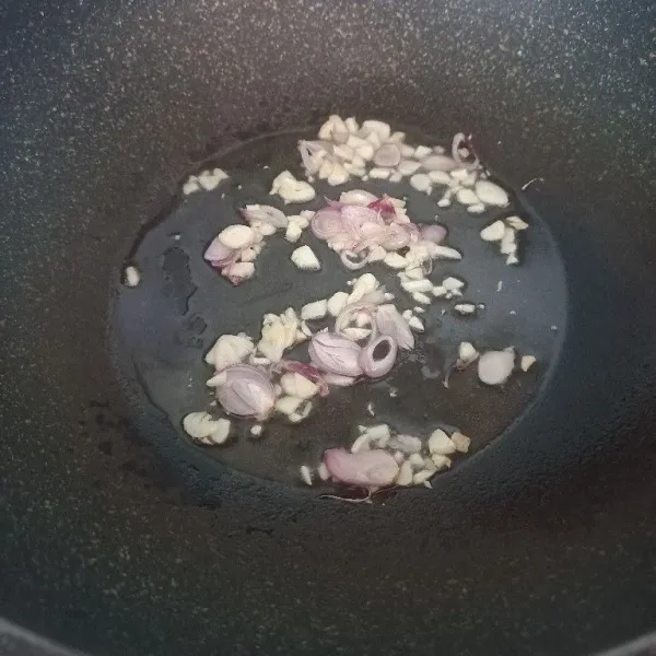 Panaskan minyak lalu tumis bawang merah dan bawang putih hingga matang.