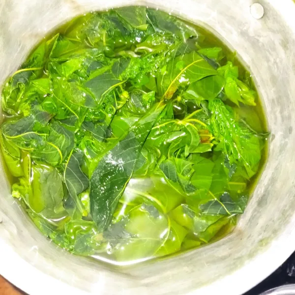 Petik daun singkong, ambil yang bagian muda, kemudian siapkan air untuk merebus, tunggu air sampai benar mendidih, kemudian masukkan daun singkong, serta tambahkan sedikit garam, masak sampai daun lunak.