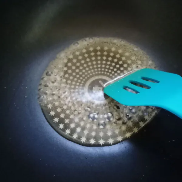 Masak bahan besta dengan api kecil sampai mengental dan bersarang.