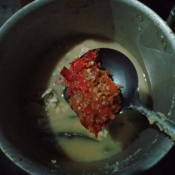 Masukkan bumbu halus, masak hingga bumbu meresap.