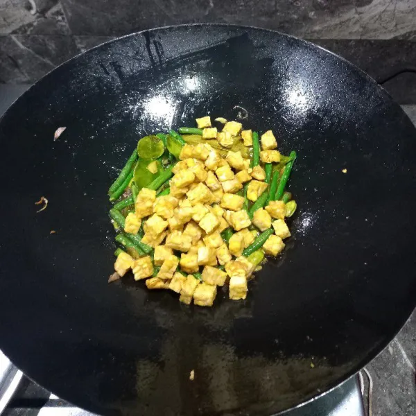 Masukkan tempe, aduk rata, koreksi rasa...