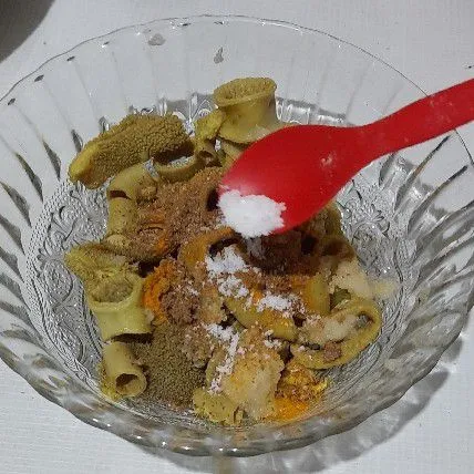 Rebus babat bersama kapulaga dan daun jeruk hingga empuk, kemudian angkat bumbui dengan bumbu halus diamkan 15 menit.