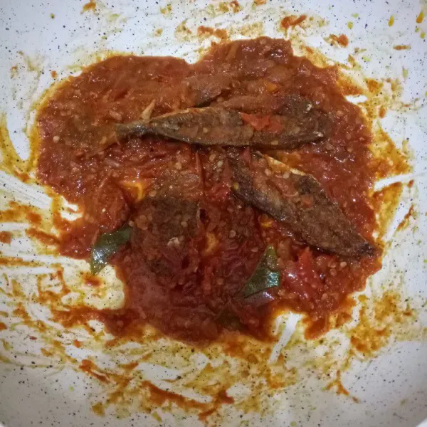 Masak hingga airnya susut dan bumbunya meresap ke ikan. Lalu angkat dan sajikan.