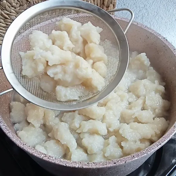 Panaskan air, kemudian cubit-cubit adonannya dan rebus hingga matang. Setelah itu tiriskan.