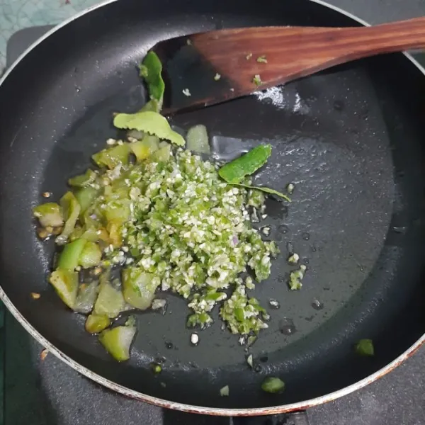Masukkan bahan yang sudah di choper bersama daun jeruk. Tambahkan garam, kaldu jamur, gula. Masak sampai sambal agak gelap warnanya.