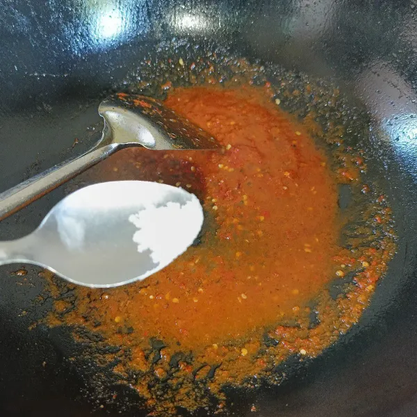 Bumbui dengan garam, lada bubuk, gula pasir dan kaldu jamur, tuang air dan aduk rata.