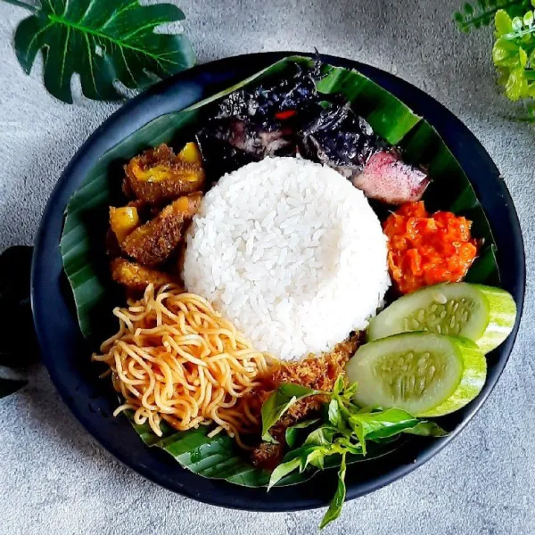 Sajikan nasi putih bersama lauk komplit sego meduro.
