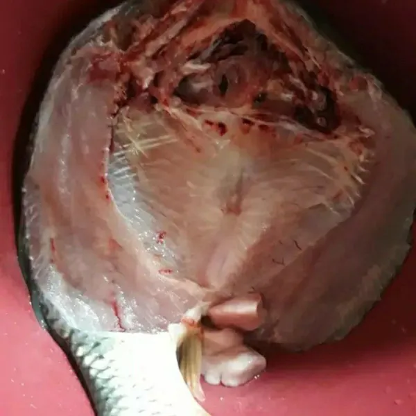 Cuci bersih ikan nila. Beri garam dan perasan jeruk nipis lalu diamkan sebentar. Goreng ikan nila sampai matang, angkat, dan tiriskan.