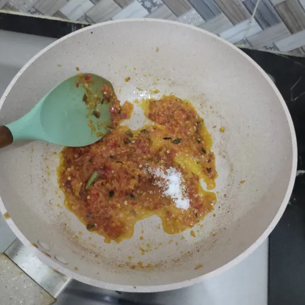 Masukkan gula, garam dan air asam aduk rata lalu koreksi rasa.