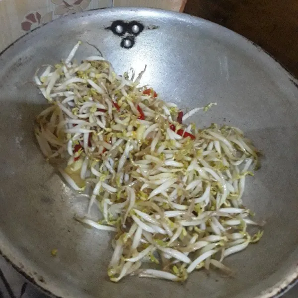 Masukkan taoge, air, garam, kaldu bubuk, gula, dan lada bubuk. Aduk rata dan koreksi rasa