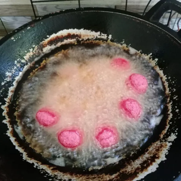 Goreng dalam minyak panas sampai matang. Angkat dan tiriskan.