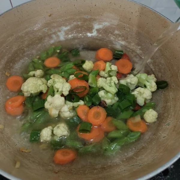 Masukkan air masak hingga mendidih.