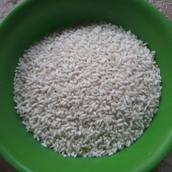 Cuci bersih beras ketan.