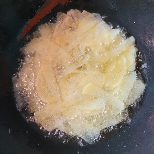 Goreng kentang hingga garing dan renyah