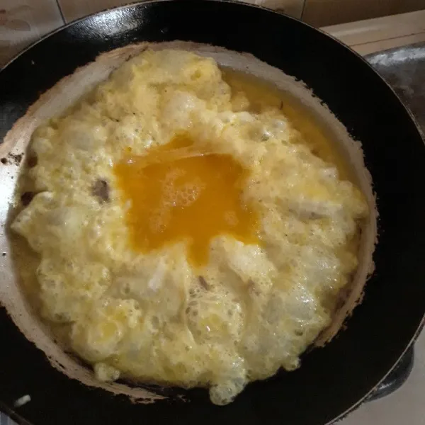 Kocok telur dengan garam, kaldu bubuk, lada bubuk, dan air. Lalu goreng di minyak panas. Angkat dan tiriskan