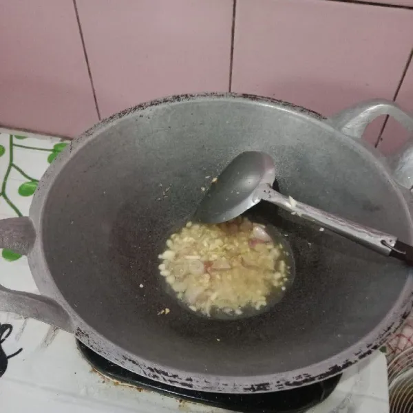 Tumis bawang bombay, bawang merah, dan bawang putih hingga harum.