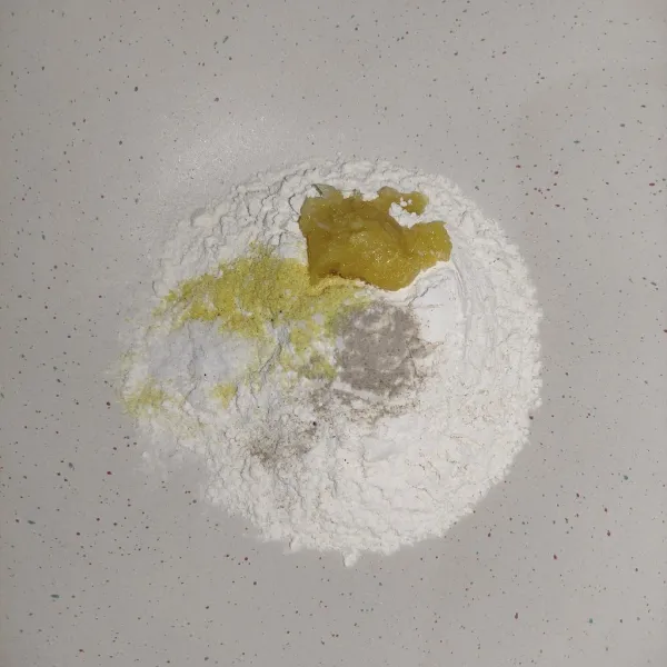 Siapkan tepung terigu, lalu tambahkan bahan, bawang putih, kaldu, lada, dan garam, lalu beri air sedikit, masak di api sedang.