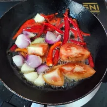 Panaskan minyak, tumis semua bahan sambal hingga layu.